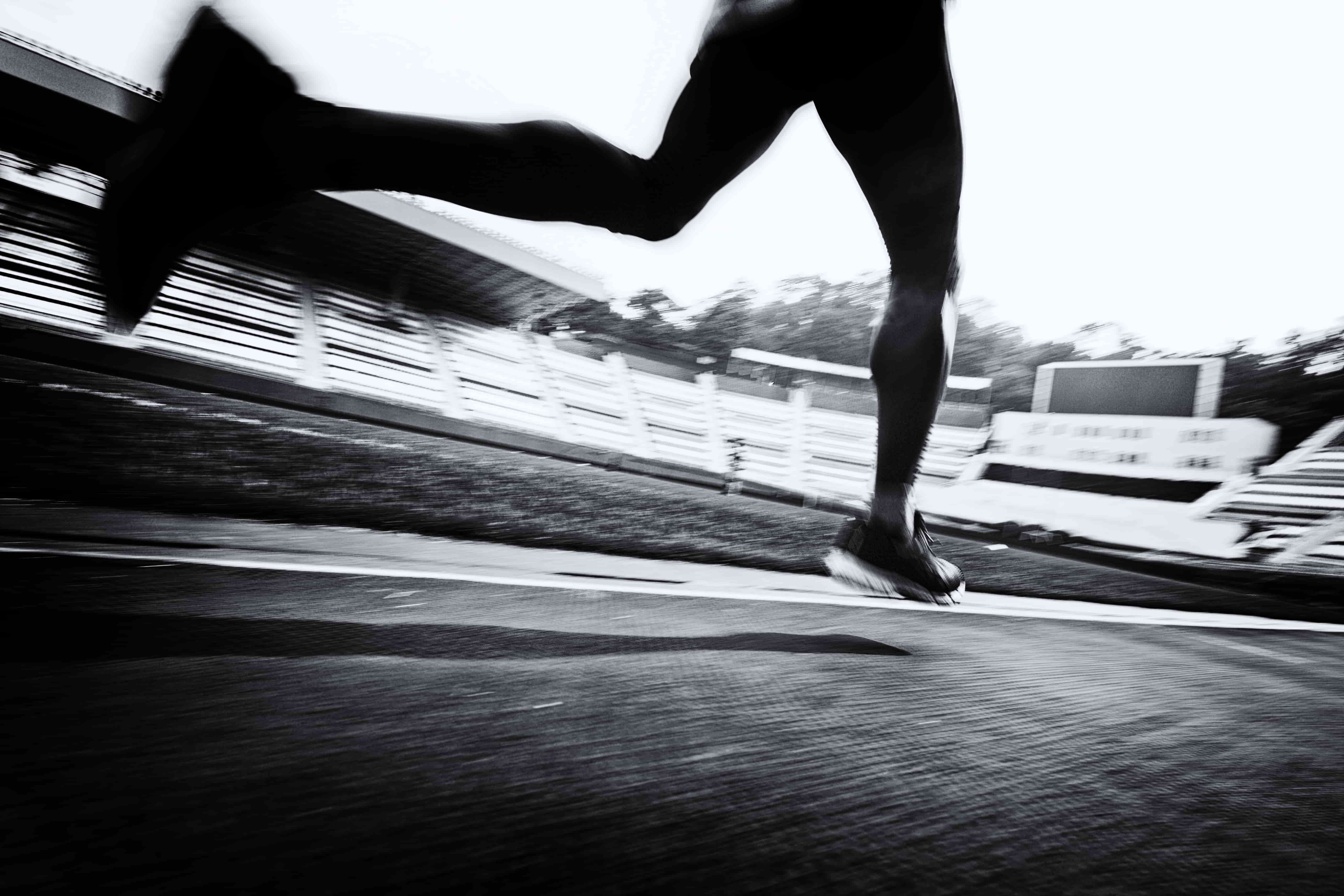 Скорость спортсмена бегуна. Спортсмены в движении. Спортсмен бежит. Спортивный бег. Бег Эстетика.